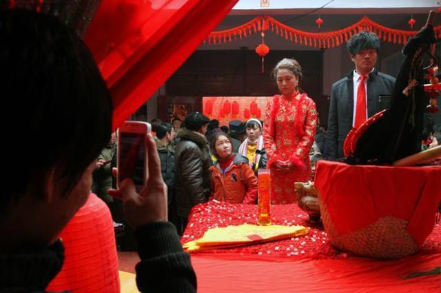 澳彩77749.cσm查询开奖和高额彩礼影响结婚率与高额彩礼影响结婚率吗