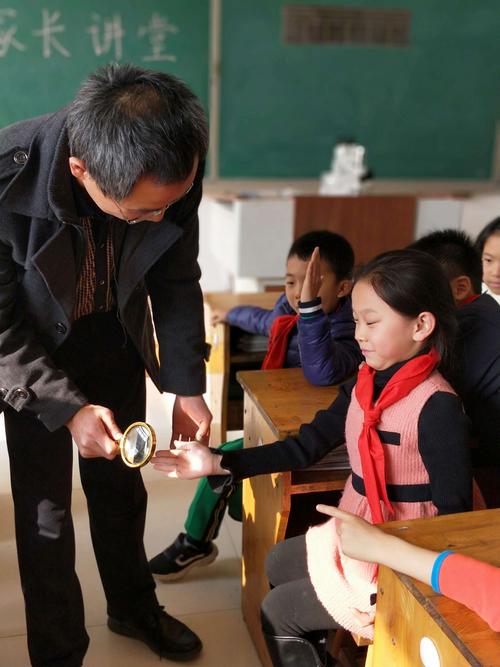 新澳2025天天正版资料和柜员拿放大镜办业务与银行专用放大镜
