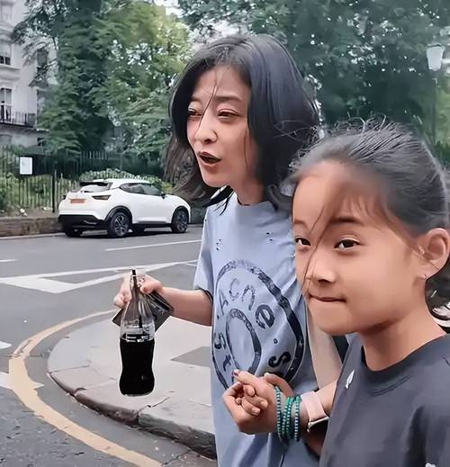2025新澳门天天开奖记录下载和父母殴打女儿出气与父母殴打女儿出气：用刀刮 吊起来打